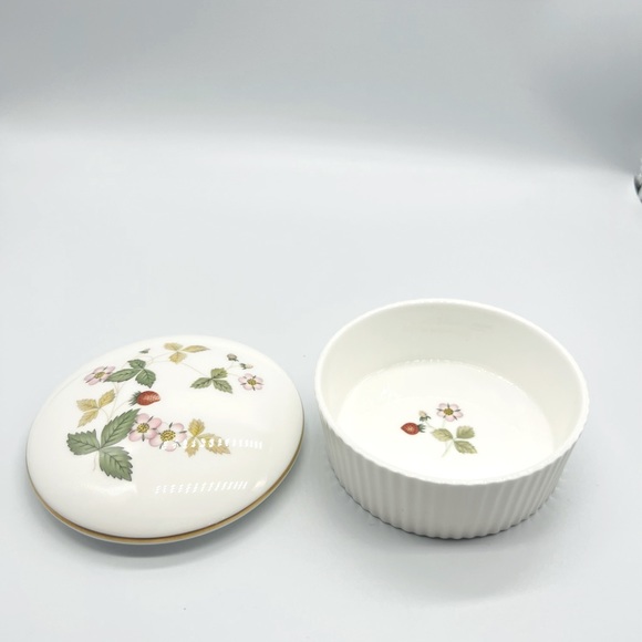 Wedgwood WILD STRAWBERRY Pattern Bone China Sugar Packet Trinket Dish Flowered - Picture 7 of 8